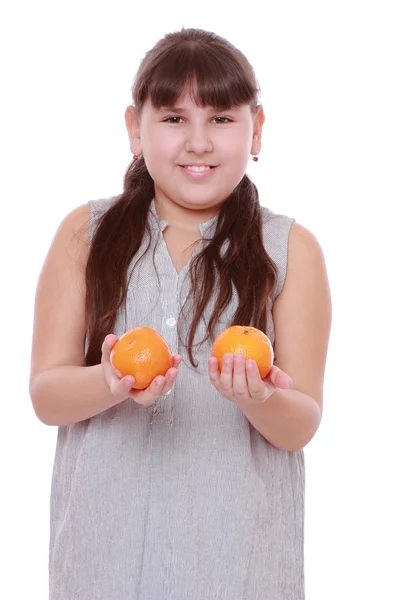 Девушка с мандаринами — стоковое фото