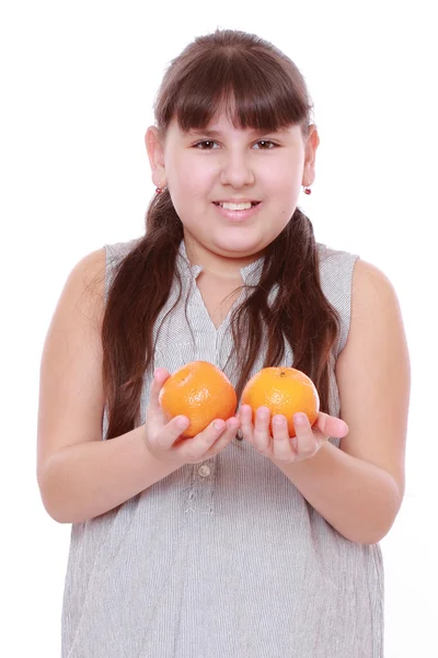 Flicka Håller Mandariner Vit Bakgrund — Stockfoto