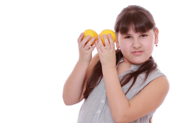 Flicka med färska gula citroner — 图库照片
