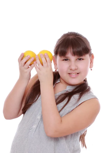 新鲜的黄色柠檬白色背景上的漂亮女孩 — 图库照片