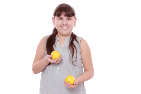 Fille avec des citrons jaunes frais — Photo