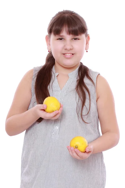 Beyaz Zemin Üzerine Sarı Taze Limon Ile Güzel Kız — Stok fotoğraf