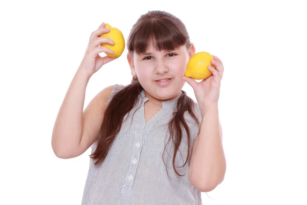 Schönes Mädchen Mit Frischen Gelben Zitronen Auf Weißem Hintergrund — Stockfoto