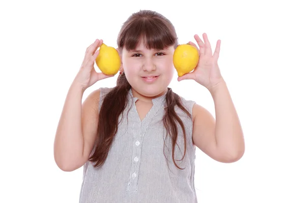 Chica con limones amarillos frescos —  Fotos de Stock