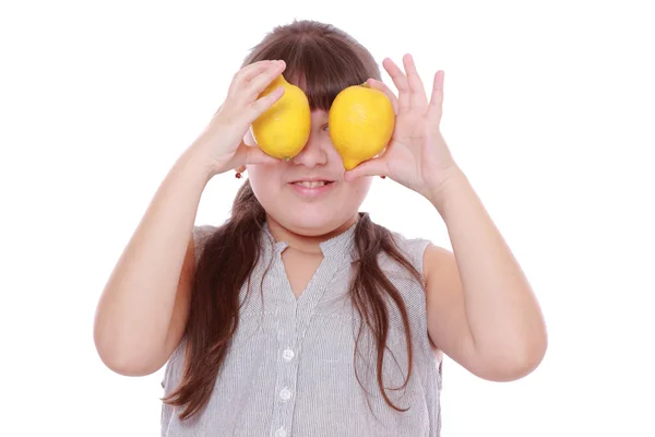 Девушка со свежими желтыми лимонами — стоковое фото