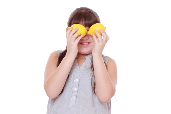 Menina Bonita Com Limões Amarelos Frescos Fundo Branco — Fotografia de Stock