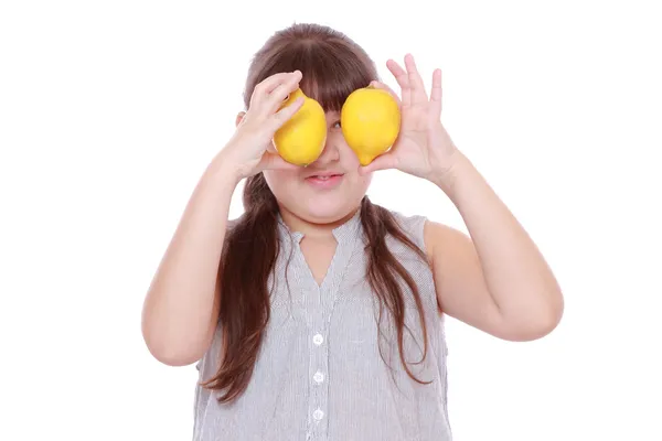 Девушка Свежими Желтыми Лимонами Белом Фоне — стоковое фото
