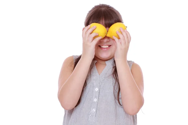 Ragazza con limoni gialli freschi — Foto Stock