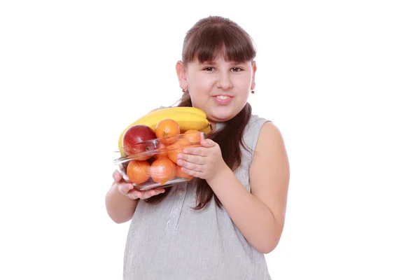 Mädchen mit einer Schale voller Früchte — Stockfoto