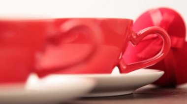 kahve bardakları ve kalp şeklinde kutu