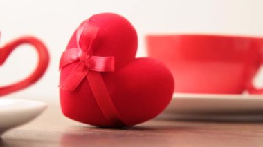 kahve bardakları ve kalp şeklinde kutu