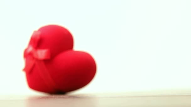 红色的心形符号的戒指盒 — 图库视频影像