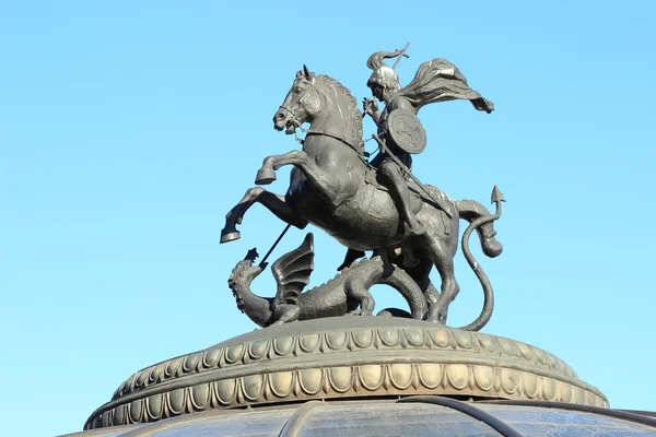 Denkmal des Hl. Georges auf dem Manezh-Platz — Stockfoto