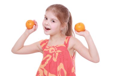 Kız holding mandalina