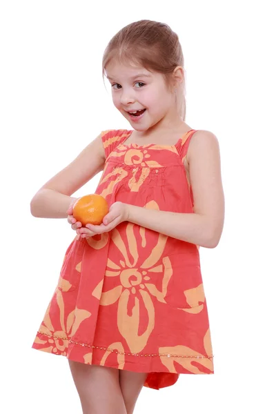 Menina segurando mandarim — Fotografia de Stock