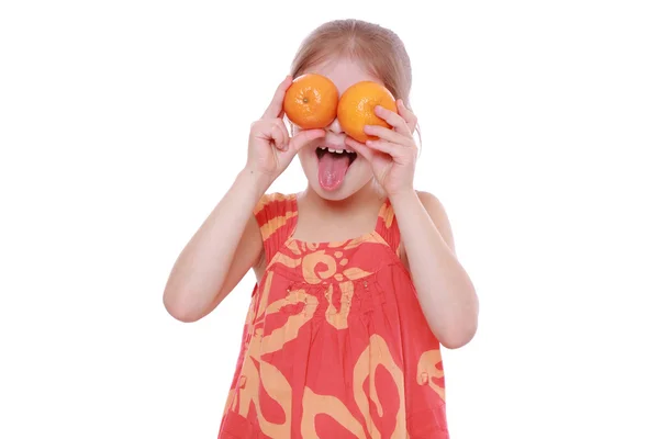 Niña sosteniendo mandarinas — Foto de Stock