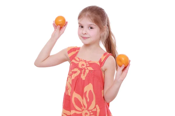 Niña sosteniendo mandarinas —  Fotos de Stock