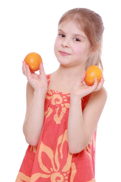 Flicka anläggning mandariner — Stockfoto