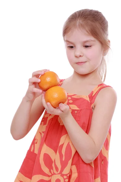 Meisje bedrijf mandarijnen — Stockfoto