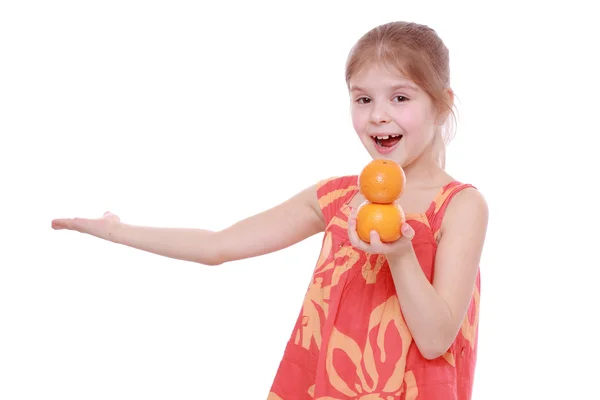 Ragazza in possesso di mandarini — Foto Stock