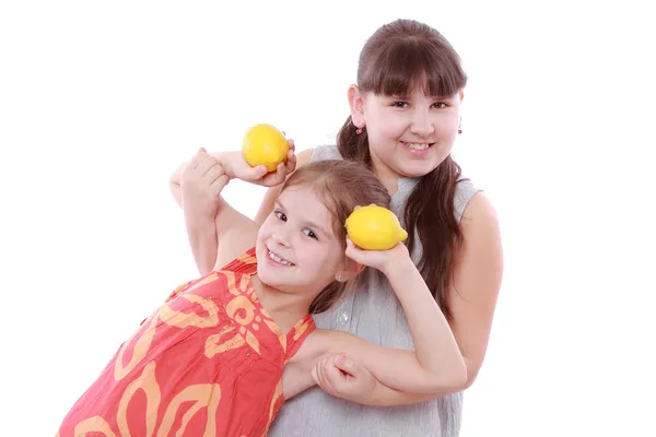 Filles avec des citrons — Photo