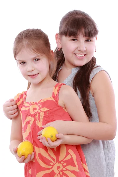 Ragazze con limoni — Foto Stock