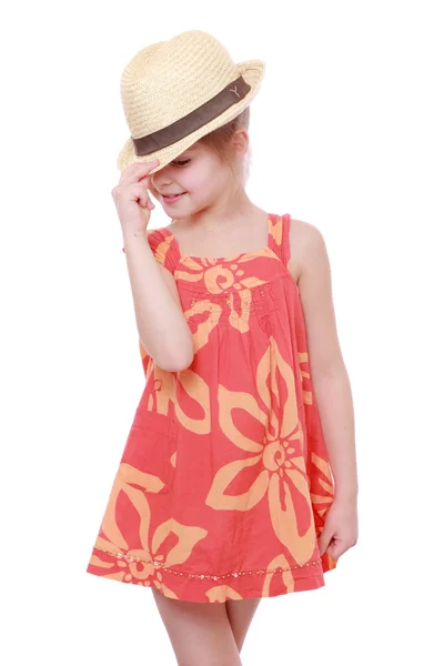 Девушка в летнем платье и соломенной шляпе — стоковое фото