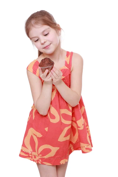 Девушка держит кекс — стоковое фото