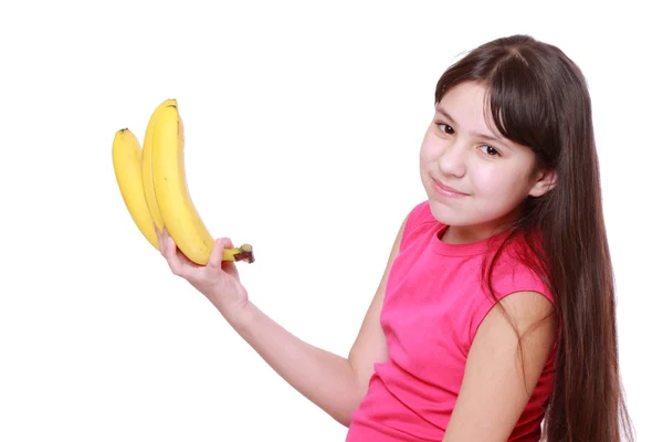 Flicka anläggning gula bananer — Stockfoto