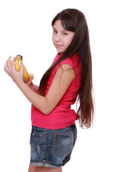 Flicka anläggning gula bananer — Stockfoto