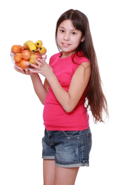Meyve tabağı tutan kız — Stok fotoğraf
