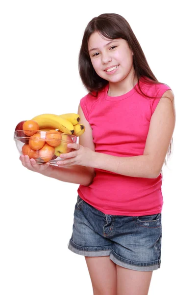 女孩举行水果碗 — 图库照片