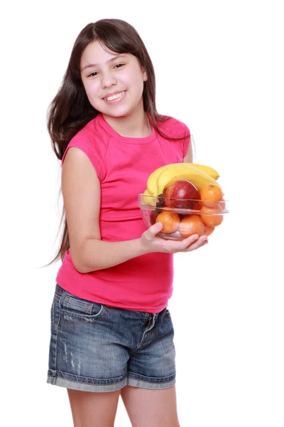 Flicka håller fruktskål — Stockfoto