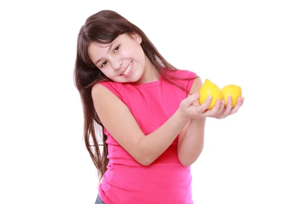 Ragazza con limoni gialli freschi — Foto Stock