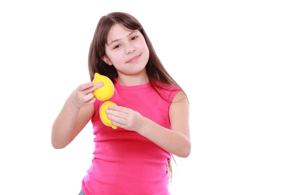 Caucasienne Belle Petite Fille Avec Des Citrons Jaunes Frais — Photo