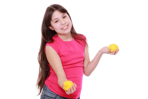 白种人漂亮的小女孩 用新鲜的黄色柠檬 — 图库照片