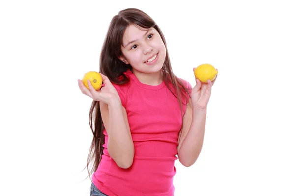 Caucásico Hermosa Niña Con Frescos Limones Amarillos —  Fotos de Stock