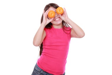 Kız holding mandalina