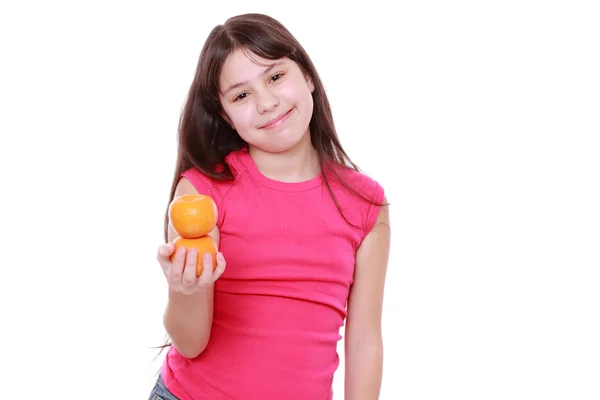 Девушка с мандаринами — стоковое фото