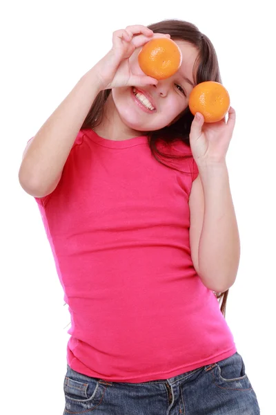 Dívka hospodářství mandarinky — Stock fotografie