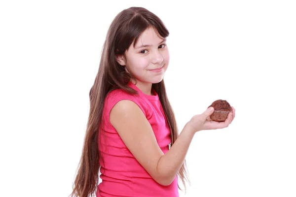 Menina segurando cupcake — Fotografia de Stock