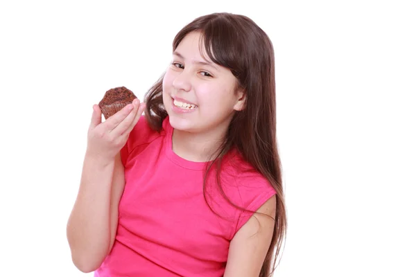 Menina segurando cupcake — Fotografia de Stock