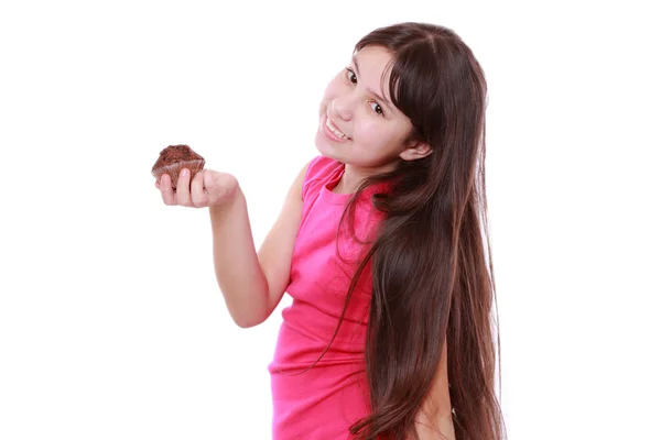 Flicka som håller i cupcake — Stockfoto
