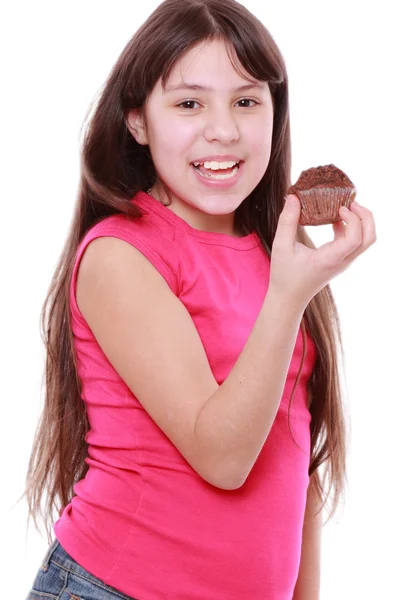 Flicka som håller i cupcake — Stockfoto