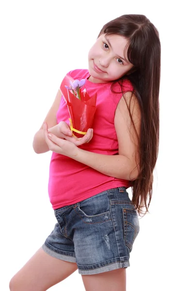 Menina segurando flor de primavera no pote — Fotografia de Stock