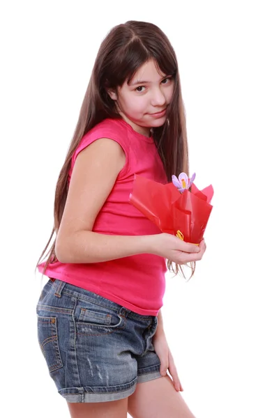 Menina segurando flor de primavera no pote — Fotografia de Stock