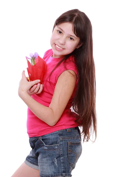 Девушка держит весенний цветок в горшке — стоковое фото