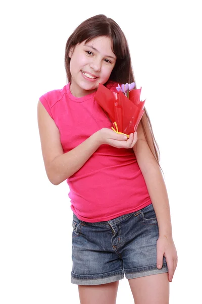 Niña sosteniendo flor de primavera en olla — Foto de Stock