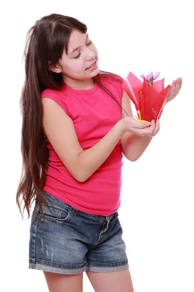 Девушка держит весенний цветок в горшке — стоковое фото