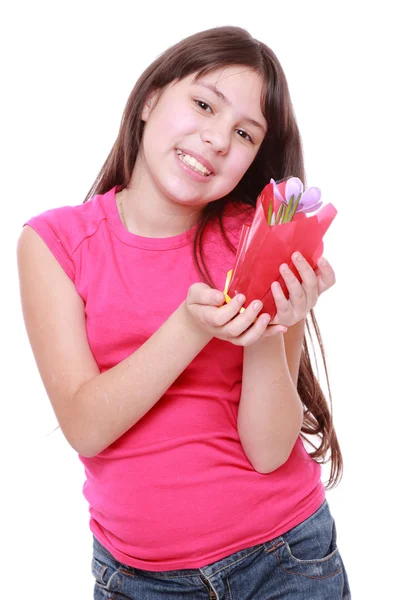 Menina segurando flor de primavera no pote — Fotografia de Stock